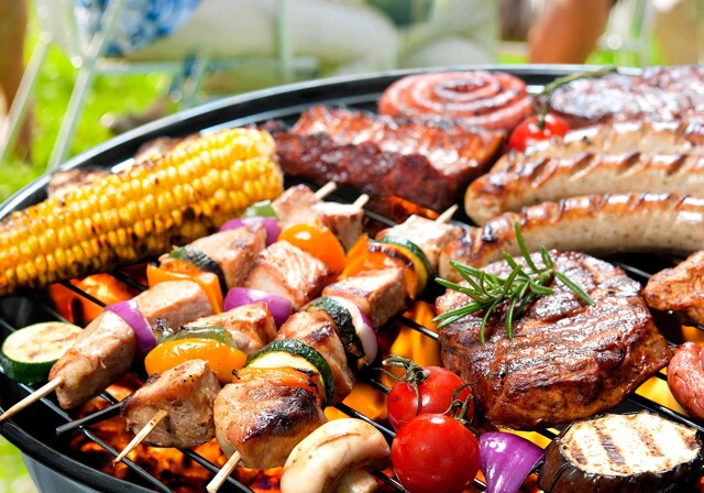 Fyldt grill med kød og grøntsager